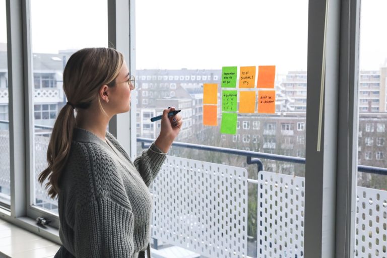 Creative thinking techniques for brainstorming solutions